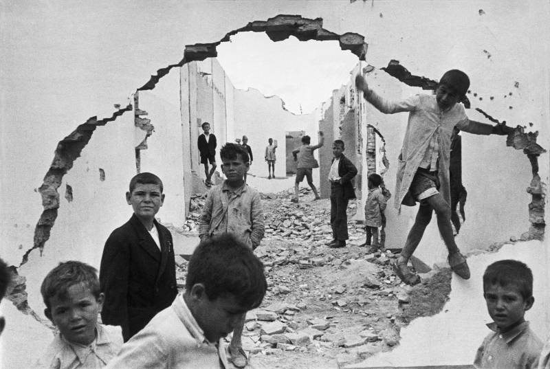 henri cartier-bresson seville spain 1944 wall hole children playing